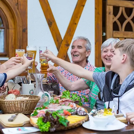 Hoehengasthaus Kolmenhof An Der Donauquelle